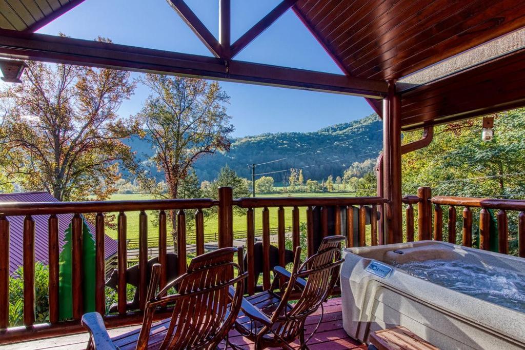 Papa Bear, Hot Tub, Wifi, 1089 Free Tickets Each Paid Day, Dollywood And More Sevierville Exterior photo